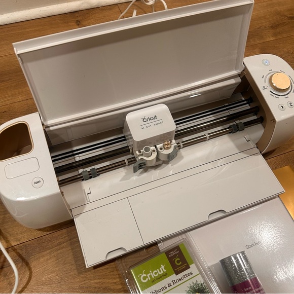 Cricut Explore Air with case, starter cutting set and more - Picture 7 of 16